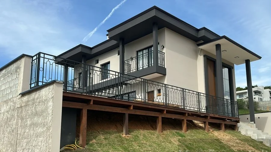 Casa caixote com entrada moderna, obra concluída