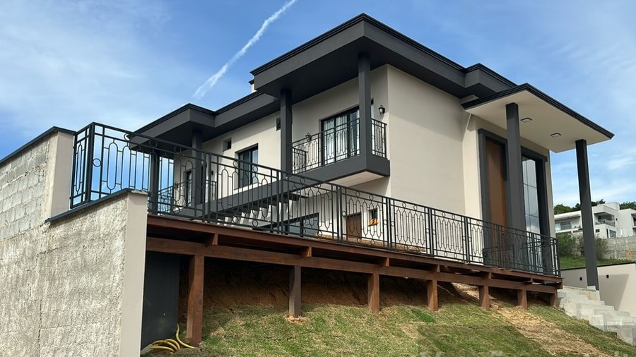 Casa caixote com entrada moderna, obra concluída